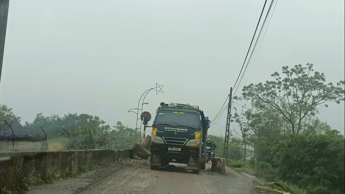 Vì sao xe tải trọng lớn "cày" nát hàng chục km đường đê biển ở Thái Bình?