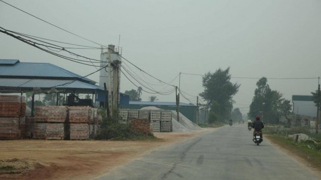 "Hô biến" đất ở thành xưởng sản xuất gạch gây ô nhiễm, chiếm hành lang ATGT
