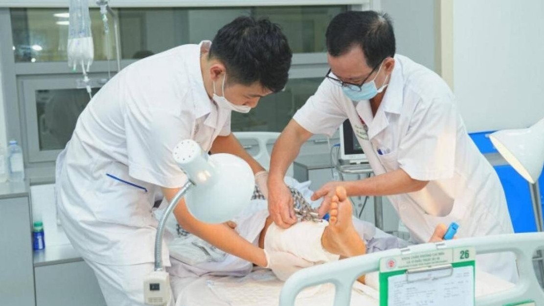 Hi hữu nối lại đôi chân nam công nhân bị máy ép vải cắt đứt rời