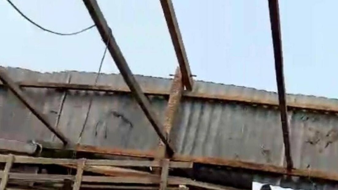 Mưa lớn làm tốc mái 67 căn nhà, 2 người bị thương ở Tiền Giang