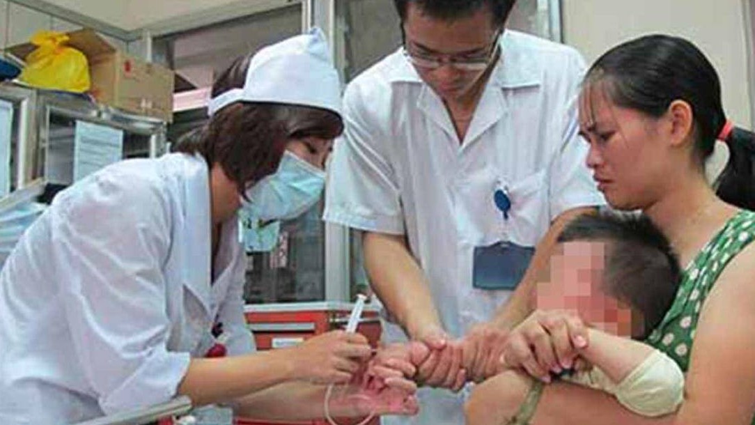 Trẻ uống nhầm hóa chất, sơ cứu thế nào?