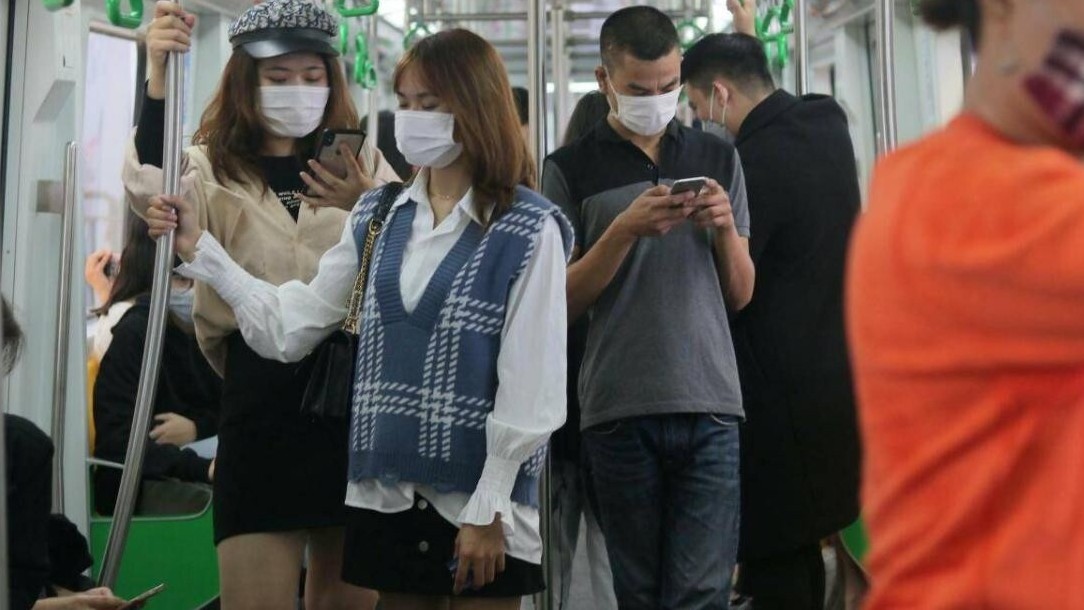 Hà Nội yêu cầu người dân đi phương tiện công cộng phải đeo khẩu trang