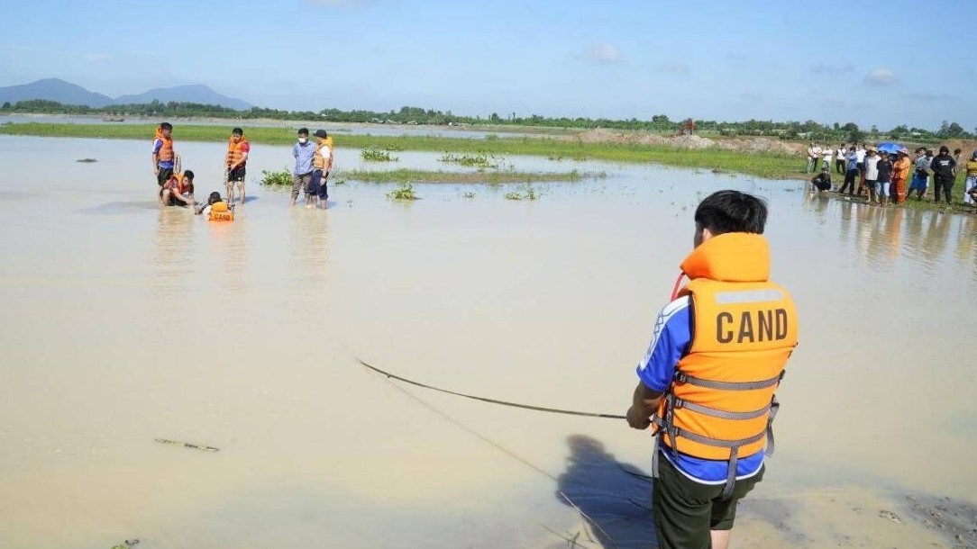 Cha dượng và 2 con chết đuối thương tâm khi mò cua bắt ốc