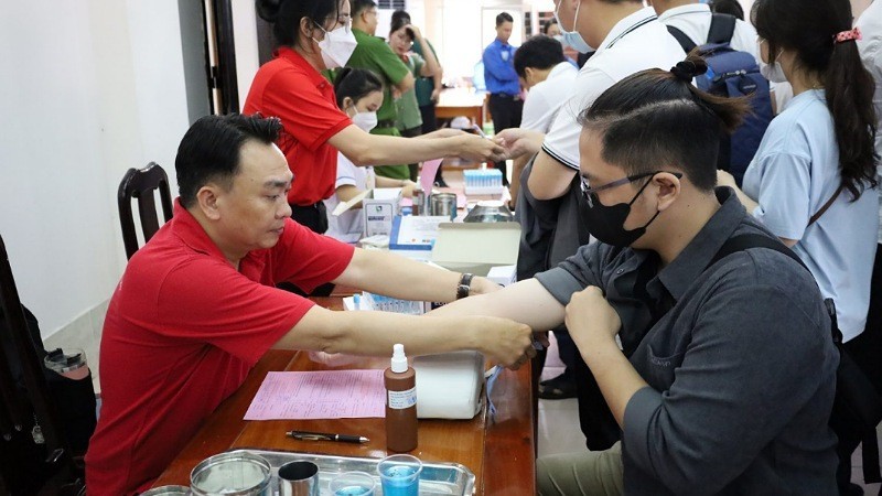 Nhân viên Viện Huyết học – Truyền máu Trung ương tiếp nhận máu từ người hiến máu.
