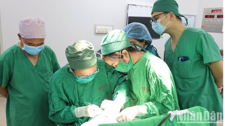 Các y bác sĩ tham gia phẫu thuật cho trẻ em bị khuyết tật bẩm sinh.

