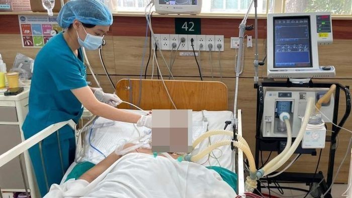 Bệnh nhân phải nằm thở máy. (Ảnh: N.D)