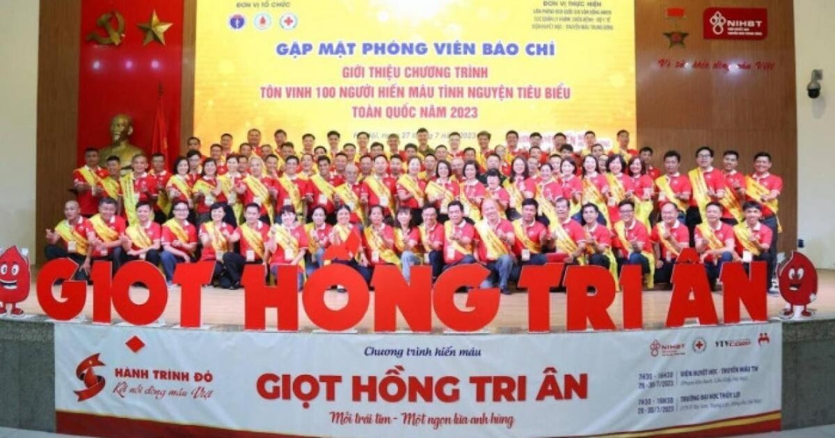 Chương trình tôn vinh 100 người hiến máu tình nguyện tiêu biểu trên toàn quốc năm 2023.