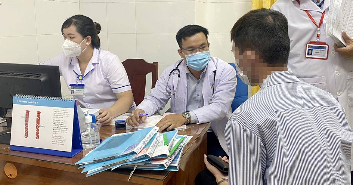 Cán bộ thăm khám, xét nghiệm cho người nhiễm HIV.