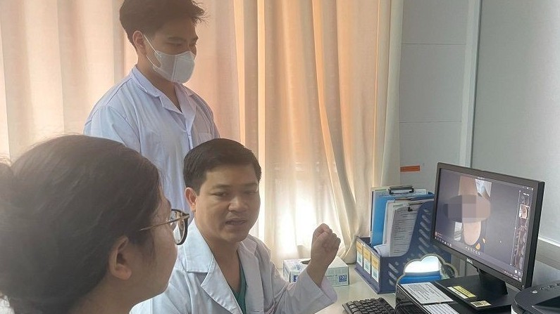 Hoại tử nghiêm trọng vùng nách sau đốt laser tuyến mồ hôi