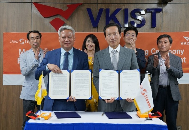 Đại diện VKIST và DataStreams ký kết biên bản hợp tác
