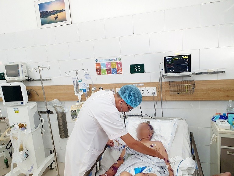 Bác sĩ của Trung tâm Chống độc đang thăm khám cho bệnh nhân bị ong đốt điều trị tại Trung tâm.