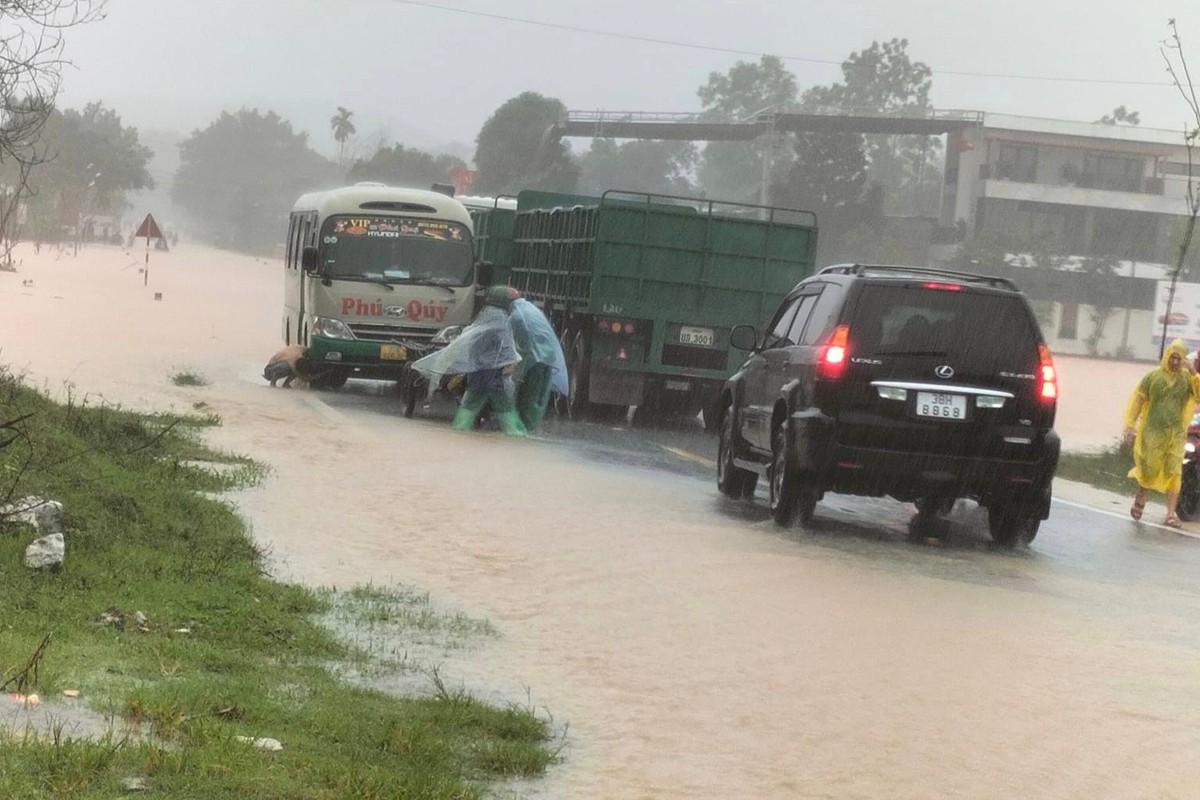 23.000 học sinh miền núi Hà Tĩnh nghỉ học vì mưa lớn, 1 em bị thương do tường sập