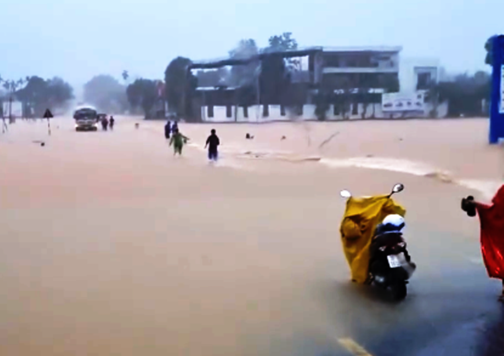 23.000 học sinh miền núi Hà Tĩnh nghỉ học vì mưa lớn, 1 em bị thương do tường sập
