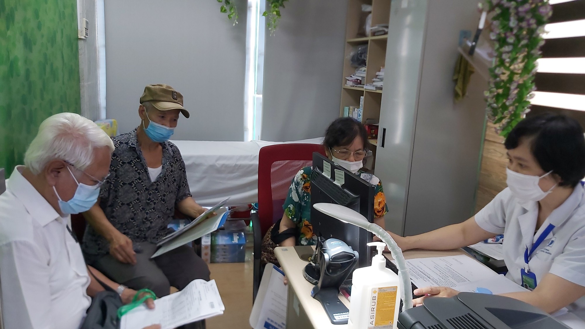 Thời tiết giao mùa, nhiều người già nhập viện vì viêm phổi, xương khớp