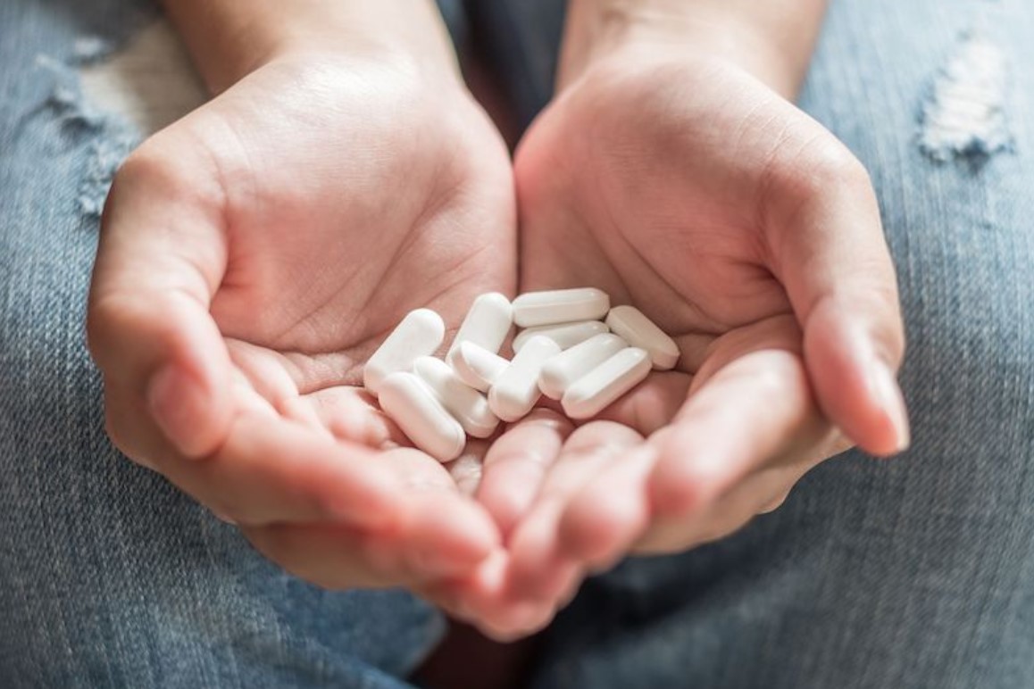 Uống liền 60 viên paracetamol, cô gái ngộ độc nặng