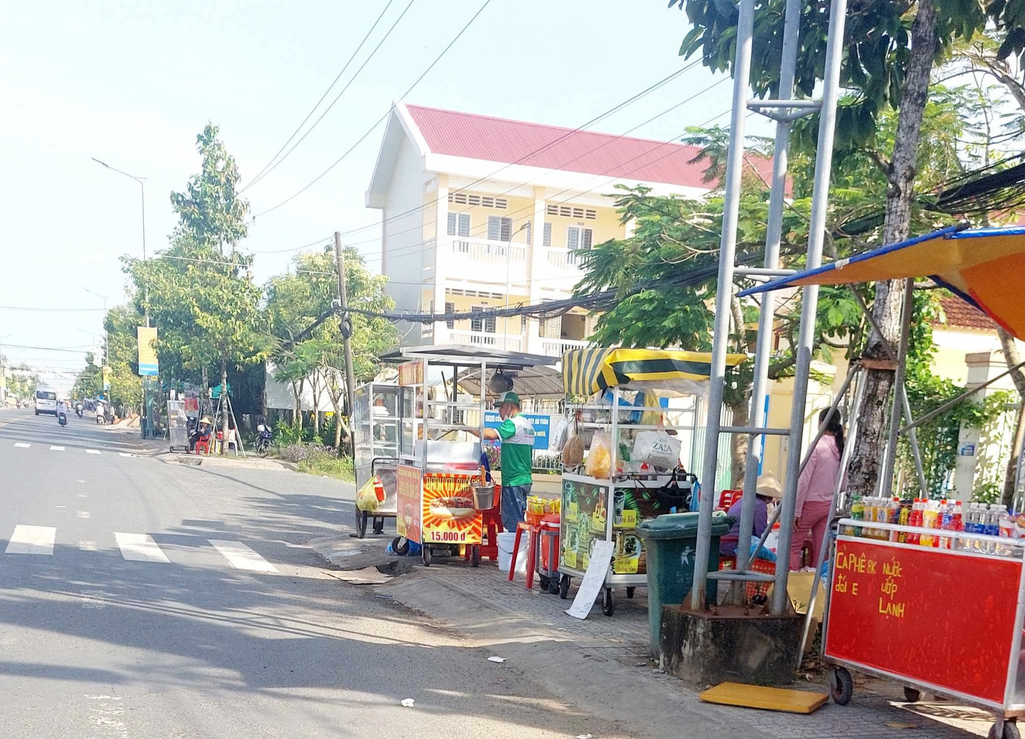 Nhận nước uống miễn phí ở cổng trường, 4 học sinh bị ngộ độc