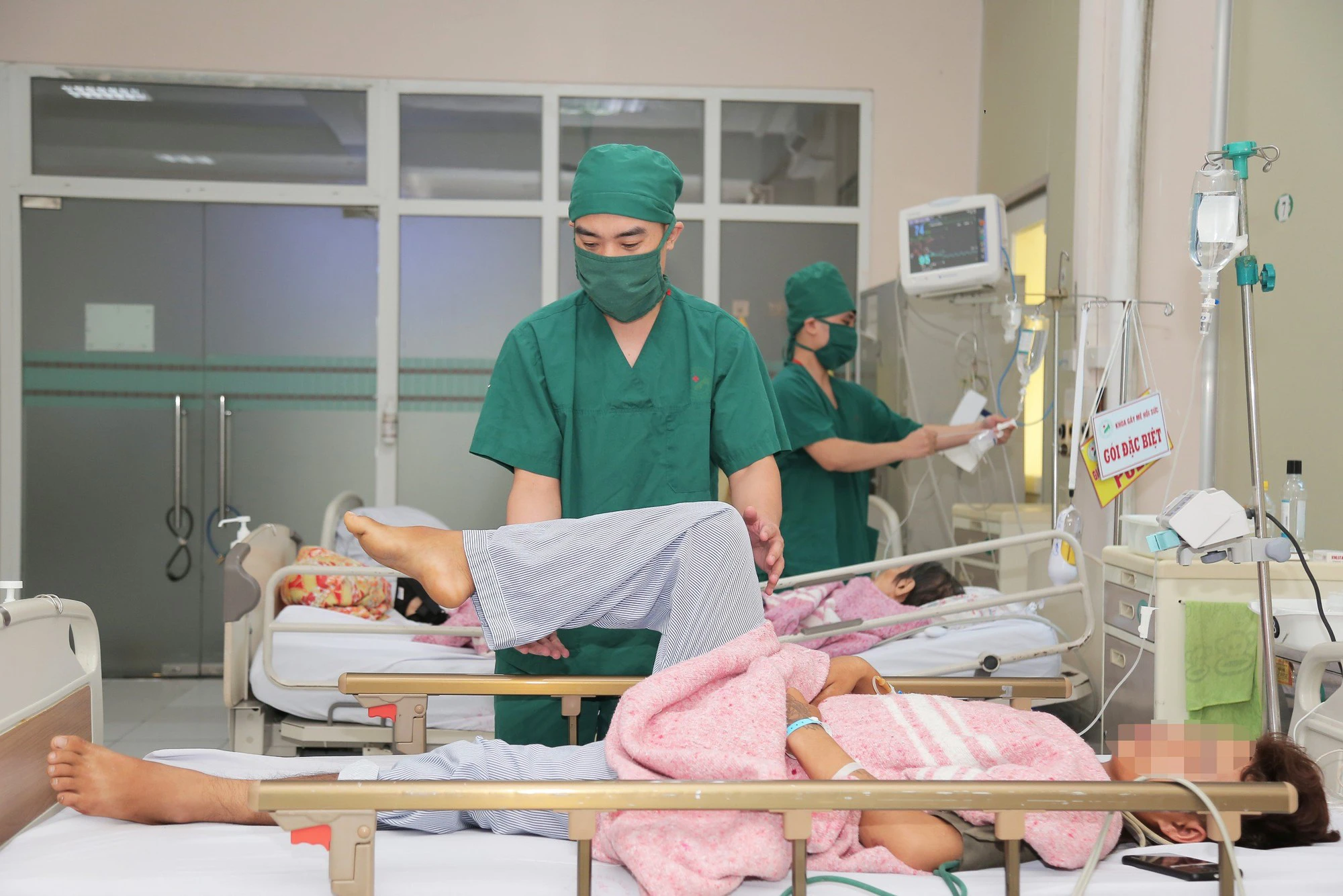 Cứu đôi chân cho nam thanh niên ngã từ độ cao 4m