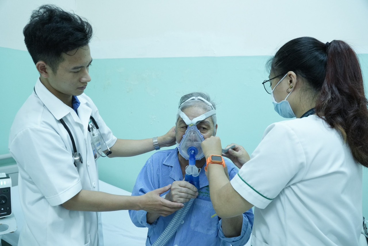 Người đàn ông 7 tháng liên tục phải ngủ ngồi