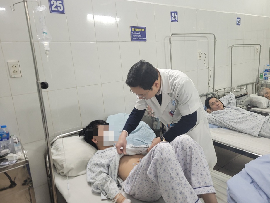 Nam sinh nhập viện vì thực hiện thử thách nhét dị vật vào niệu đạo