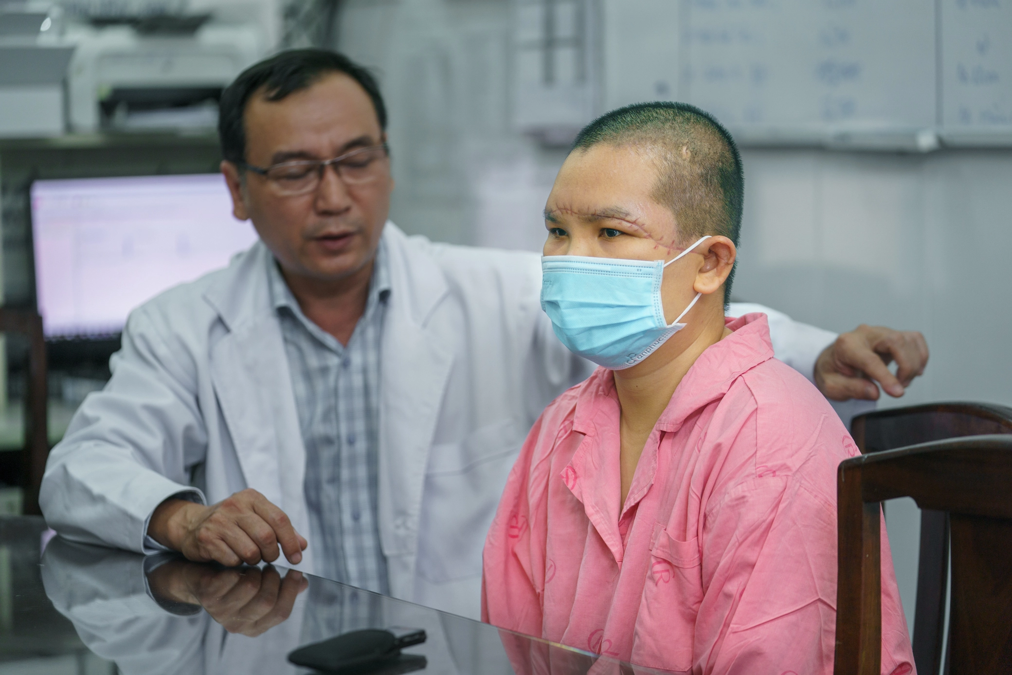 Nữ công nhân bị máy kéo sợi cuốn lóc toàn bộ da đầu
