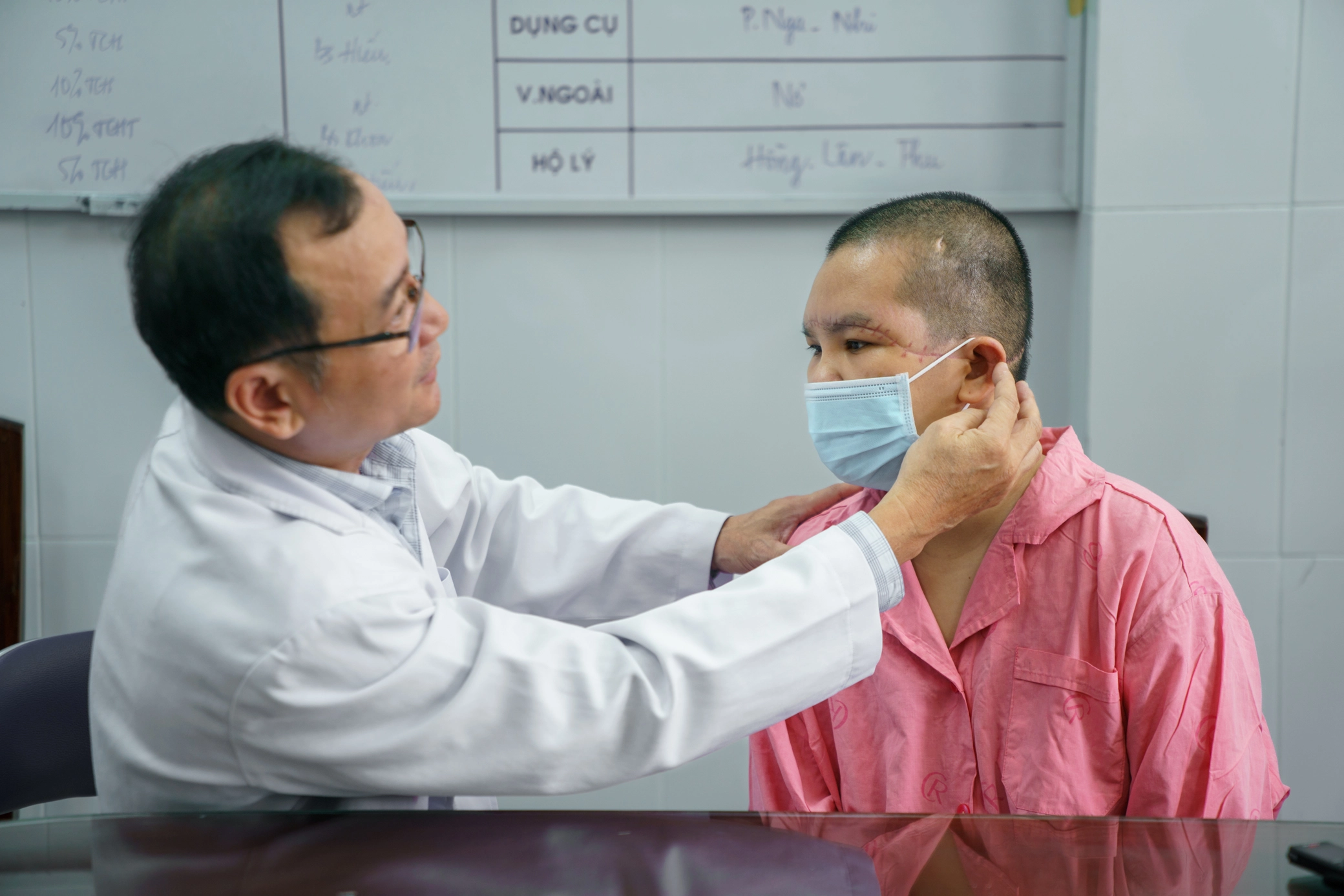 Nữ công nhân bị máy kéo sợi cuốn lóc toàn bộ da đầu