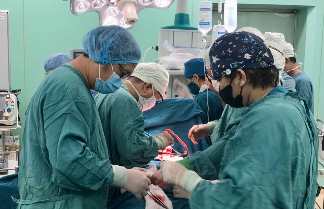 Cứu sống cháu bé 14 tuổi bị thủng tim, phổi