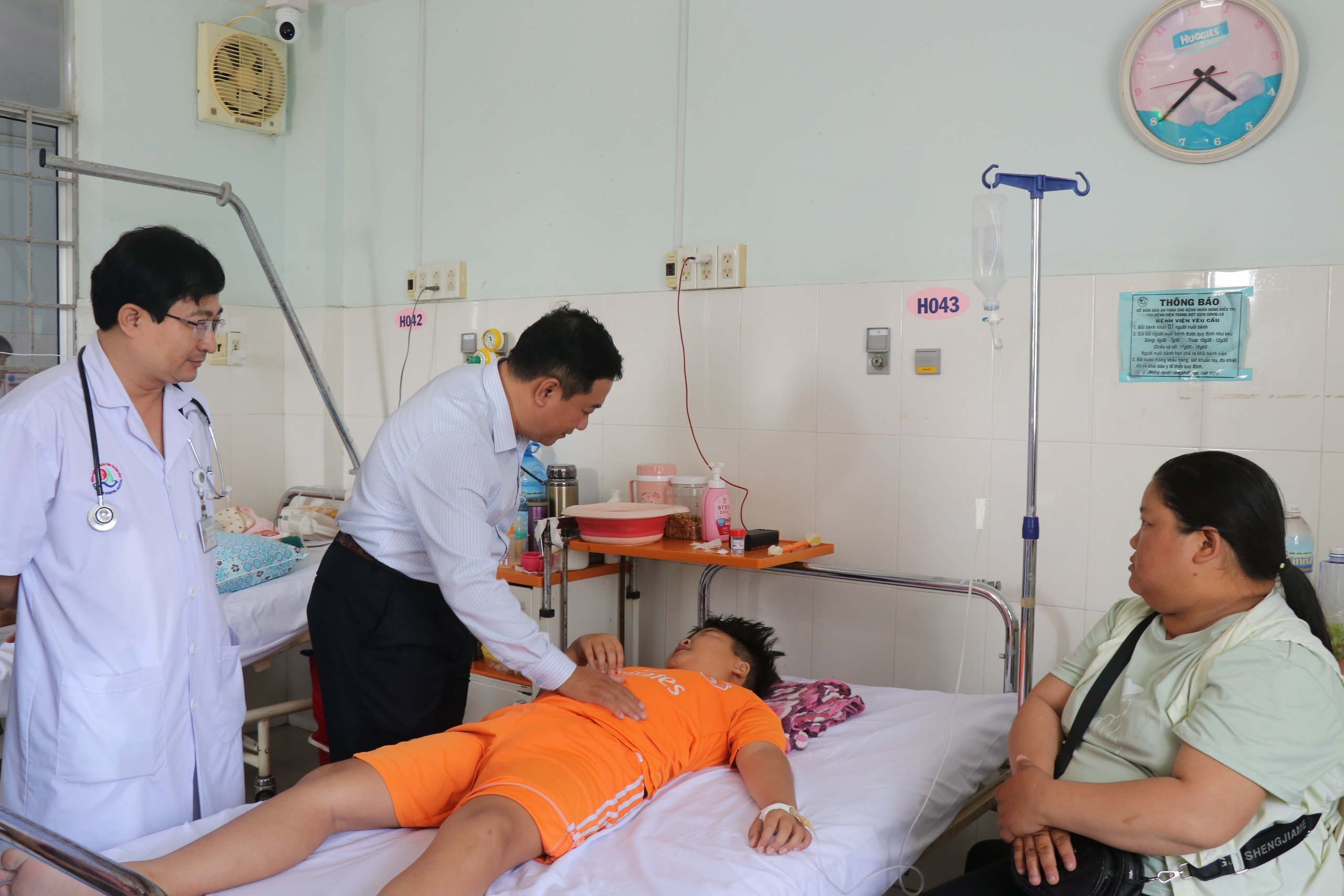 Số người nghi ngộ độc do ăn cơm gà tăng hàng trăm người ở Khánh Hòa