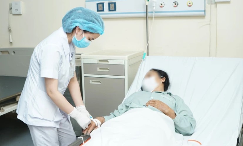 Sau tai biến sản khoa, một phụ nữ rò rỉ nước tiểu suốt 32 năm