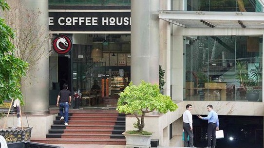Kính vỡ làm khách bị thương nặng, The Coffee House hay Việt Tower phải chịu trách nhiệm?