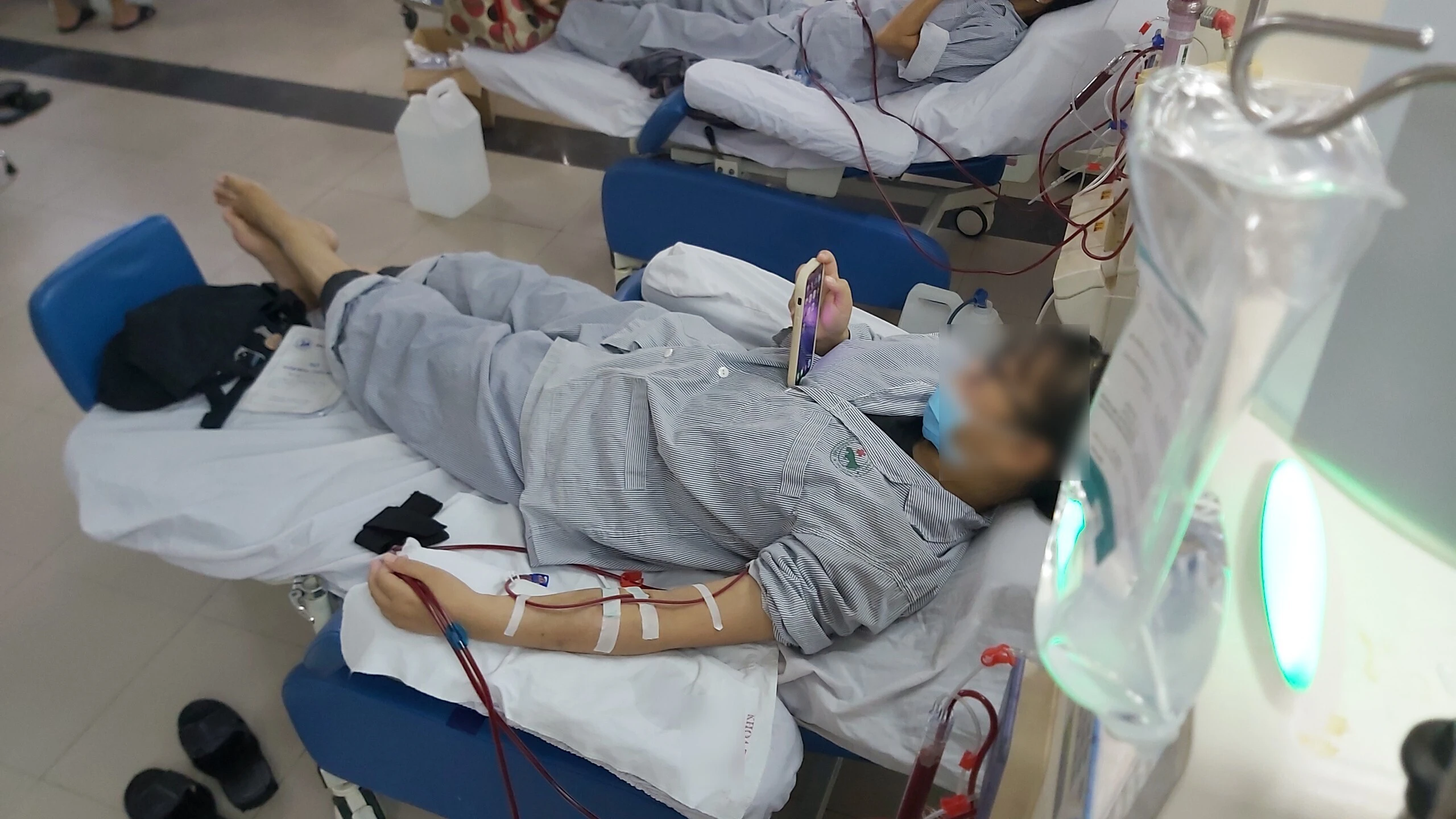 Chủ quan, nhiều người trẻ gắn cuộc đời với máy chạy thận