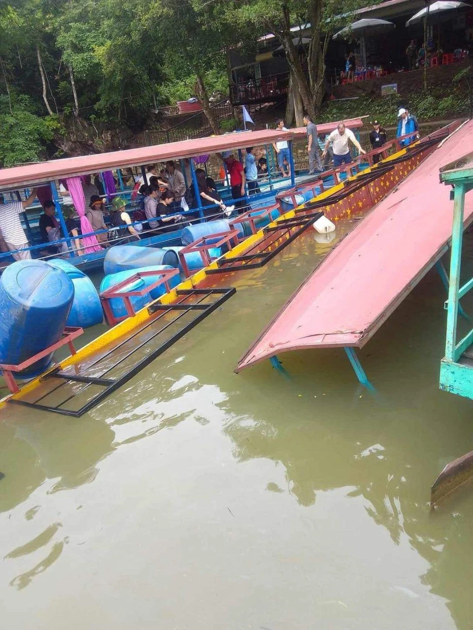 Lật cầu phao ở Bắc Kạn: 20 người rơi xuống hồ Ba Bể được hỗ trợ tài sản