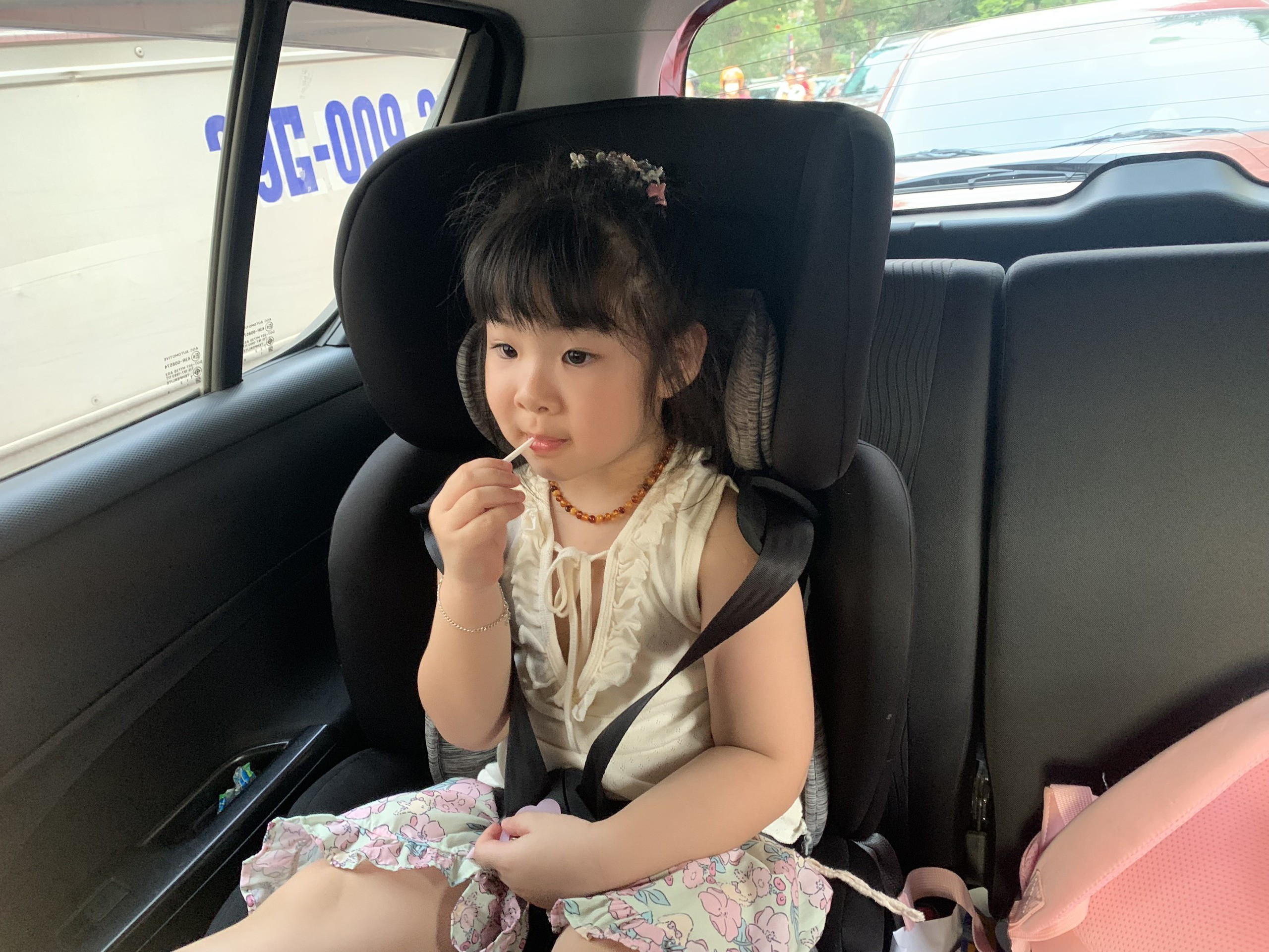Nhiều nghiên cứu chỉ ra rằng, vị trí an toàn nhất cho trẻ trên ô tô là ở hàng ghế sau và phải có thiết bị an toàn phù hợp.