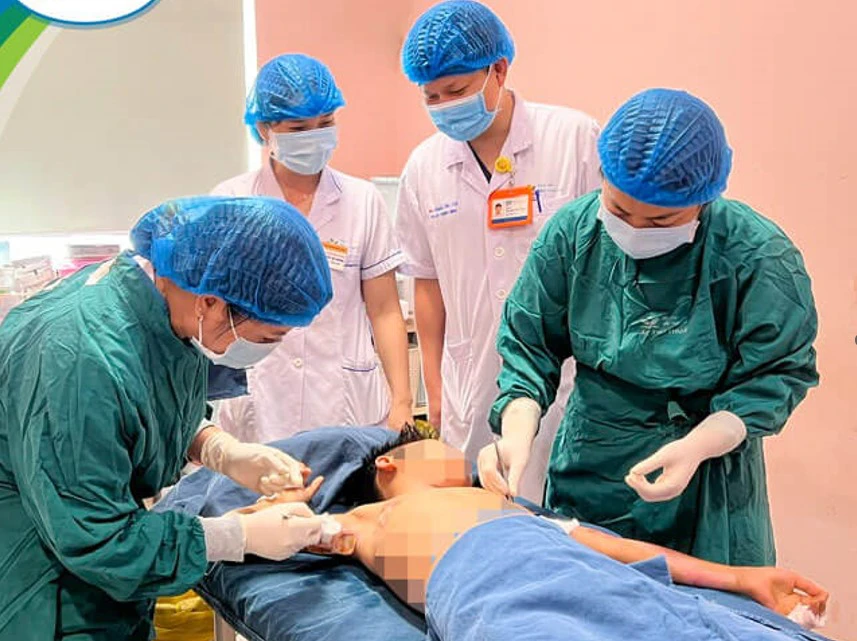 Leo cột điện bắn chim, bé trai 11 tuổi bị bỏng điện cao thế