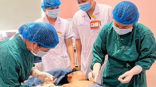 Leo cột điện bắn chim, bé trai 11 tuổi bị bỏng điện cao thế