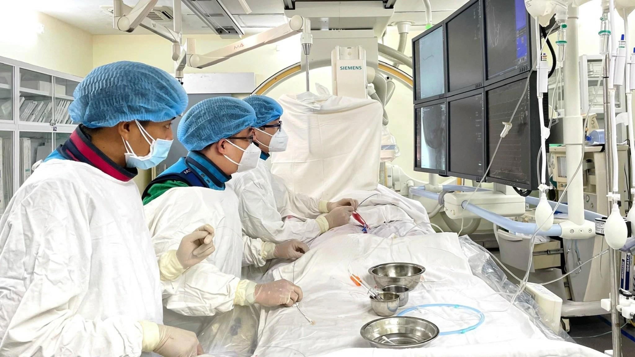 Người đàn ông đột quỵ sau khi giác hơi chữa đau lưng, đau vai gáy tại nhà