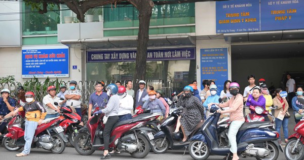 Khánh Hòa: Một thí sinh sử dụng điện thoại trong nhà vệ sinh