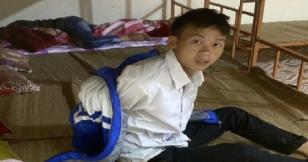 Thầy cô vào bản lúc nửa đêm đón học trò đi thi tốt nghiệp
