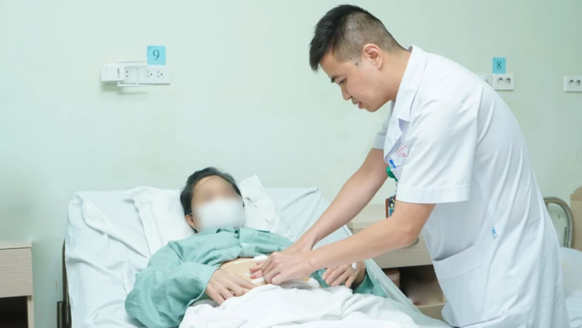 Thói quen ngậm tăm khiến người phụ nữ thủng đại tràng