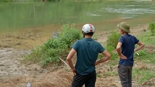 10 phụ nữ nắm tay nhau qua suối, 2 người chết và mất tích