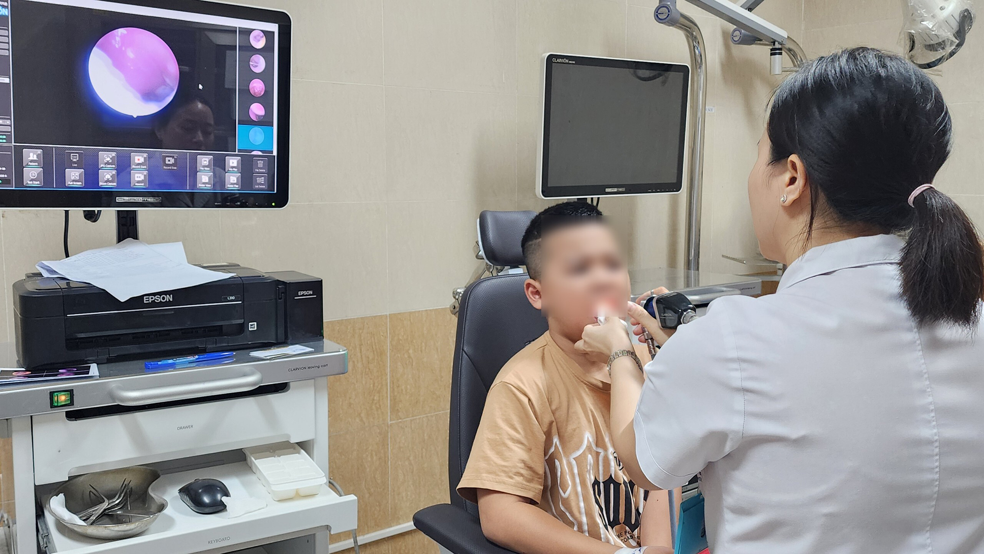 Mắc viêm tai mũi họng vì bơi lội ngày hè