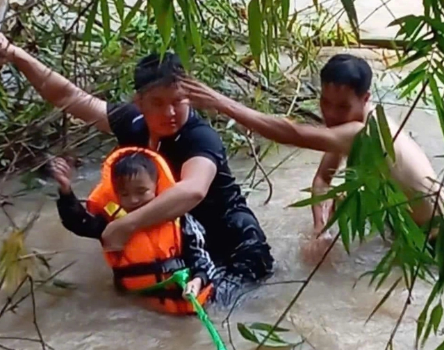 Vượt dòng lũ dữ, nỗ lực cứu hộ cháu bé trong vụ ba bố con bị lũ cuốn tại Tuyên Quang
