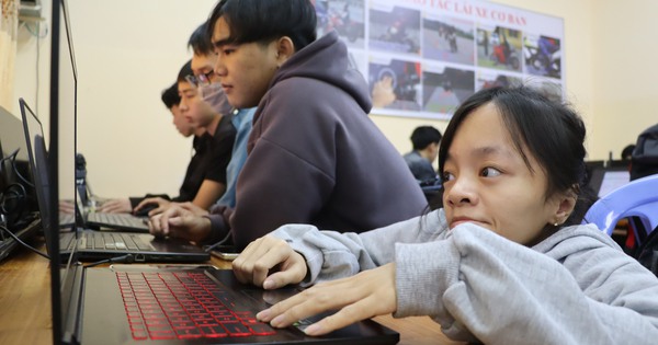 Cô gái xương thủy tinh sắp thành tân kỹ sư nhờ đôi chân của mẹ