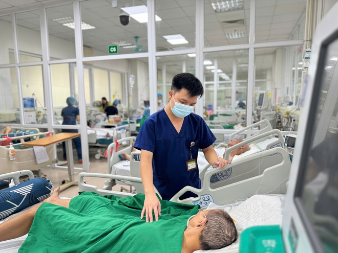 Hai người nguy kịch vì sốt mò