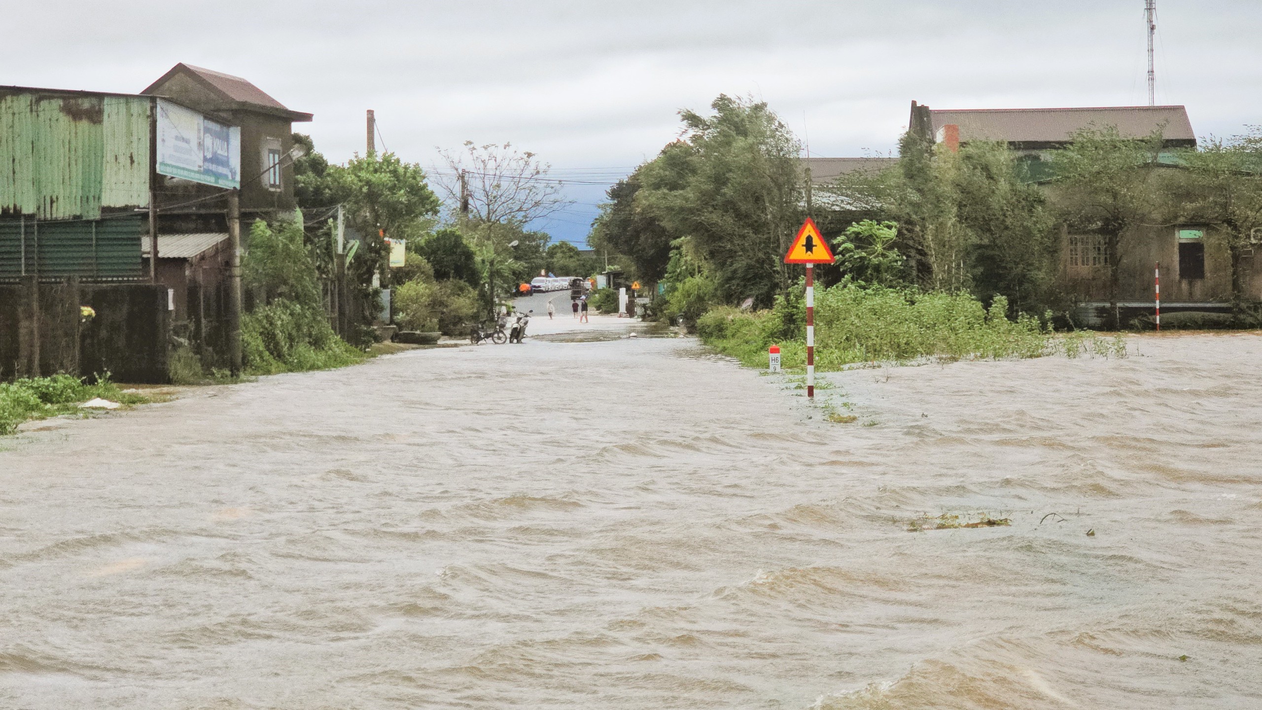 Quảng Trị vẫn còn hàng nghìn hộ dân ngập lụt, gần 18.000 học sinh nghỉ học