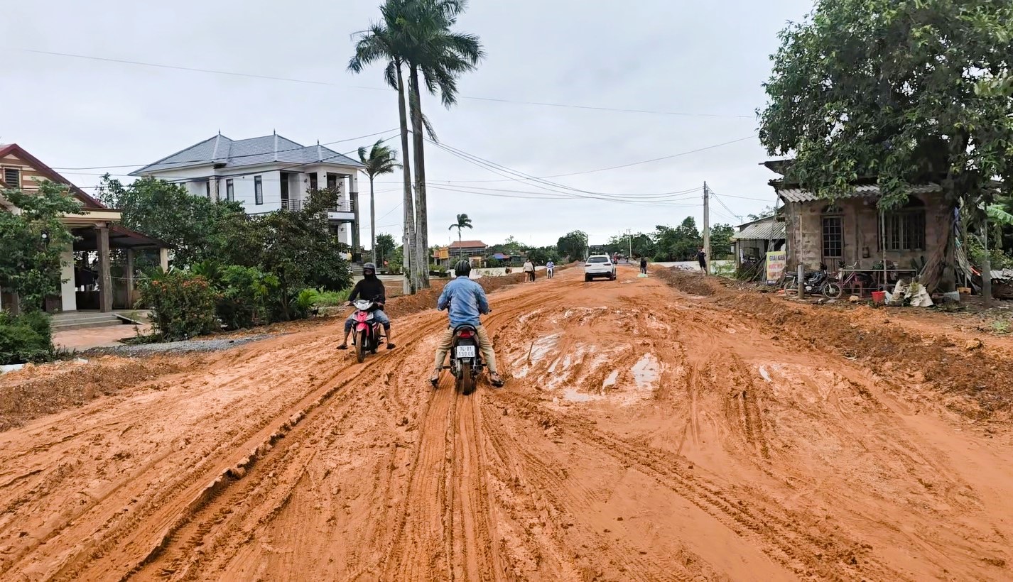 Quảng Trị vẫn còn hàng nghìn hộ dân ngập lụt, gần 18.000 học sinh nghỉ học