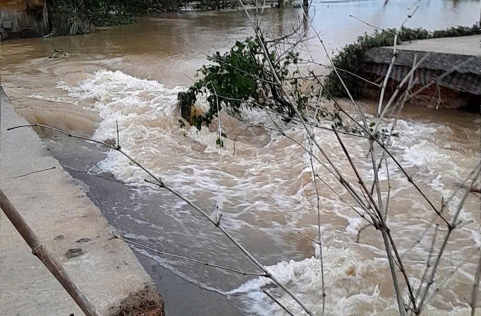 Còn 54.000 nhà bị ngập, chưa "hồi sức" sau mưa lũ, Huế lại gồng mình chống bão Kalmaegi