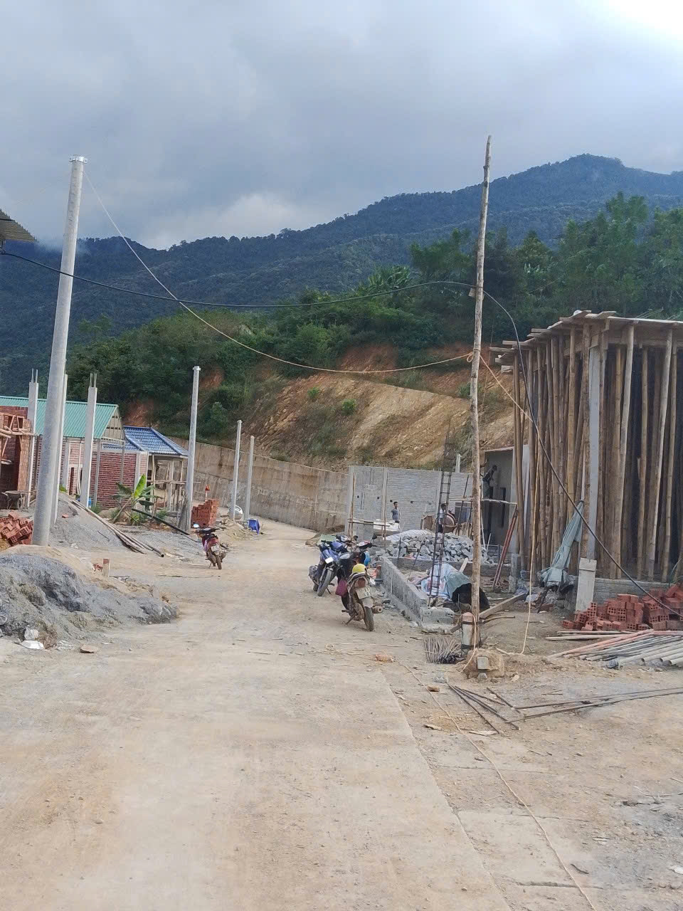 Nghệ An: Người dân vùng lũ quét ngóng điện ở khu tái định cư mới