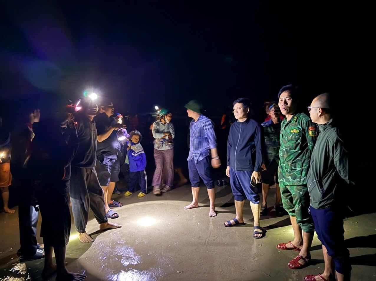 Người đàn ông mất tích sau khi thuyền bị sóng đánh chìm ở biển Hà Tĩnh