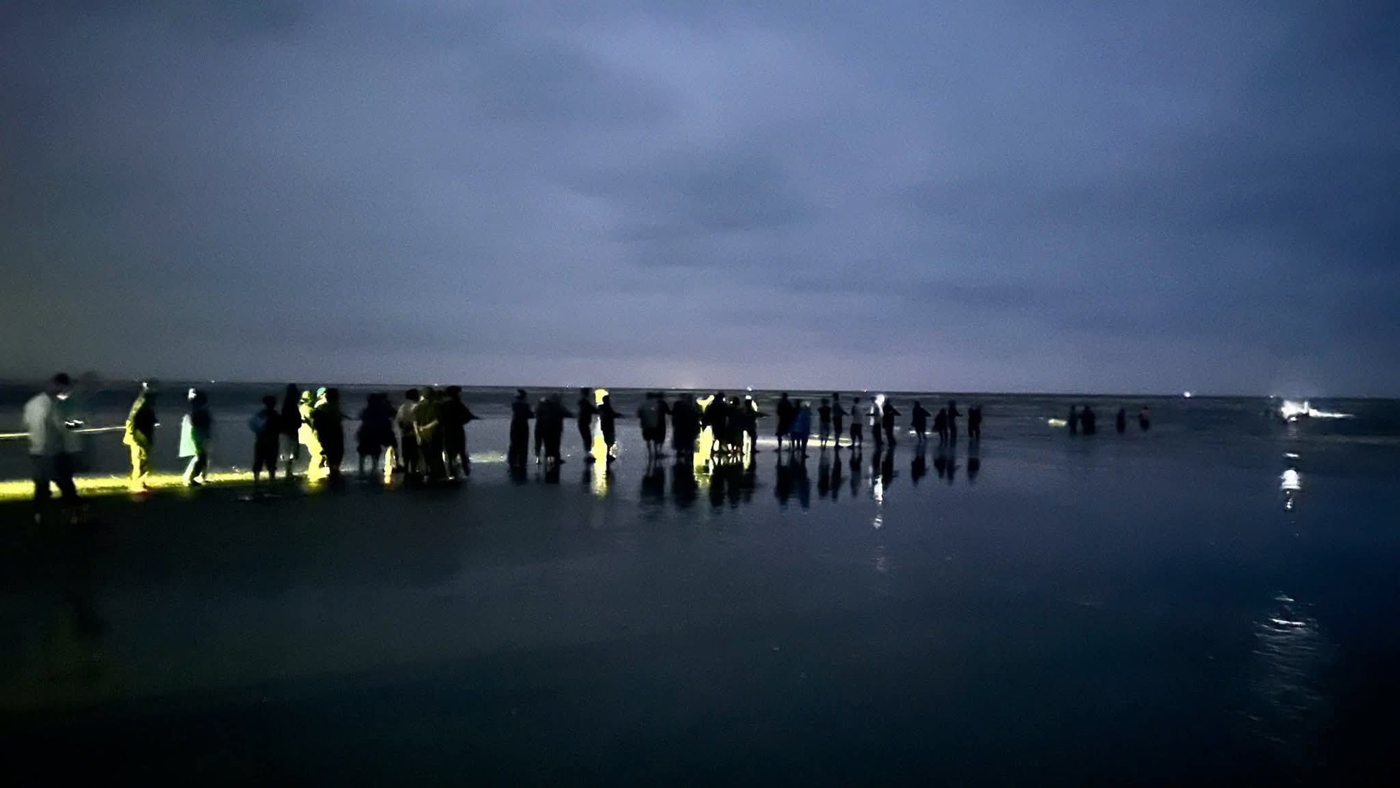 Người đàn ông mất tích sau khi thuyền bị sóng đánh chìm ở biển Hà Tĩnh