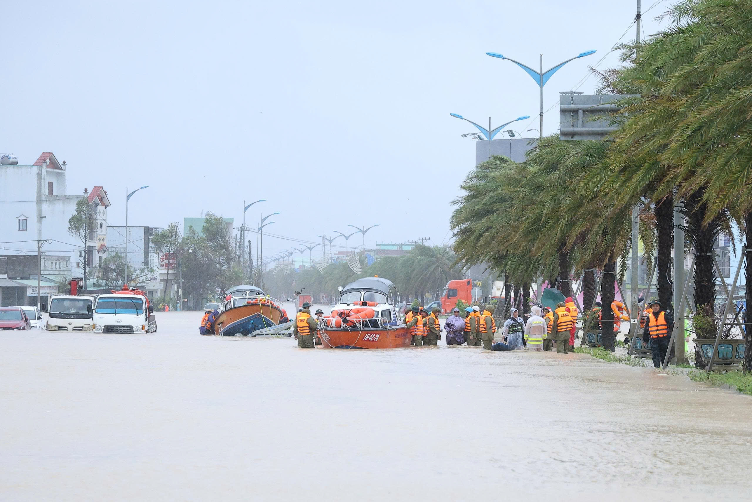 Ấm lòng tình quân dân sẻ chia với người dân Gia Lai giữa mùa lũ dữ